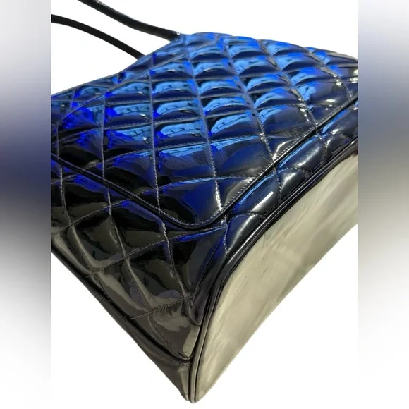 Auth CHANEL medallion tote glossy patent leather Black quilted CC vintage Bag - Picture 13 of 16